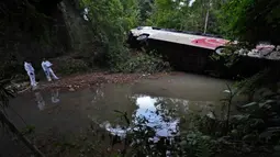 Bus itu jatuh ke sungai setelah menabrak jembatan saat tergelincir. (Johny MAGALLANES/AFP)