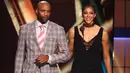 Legenda NBA, Vince Carter, bersama Candace Parker didaulat untuk mengumumkan pemenangan pada ajang NBA Awards 2017 di Basketball City, New York, Senin (26/6/2017). (NBAE via Getty Images/Nathaniel S. Butler)