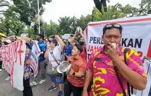 Akses Ditutup Ormas, Karyawan Club de Arjuna Demo Balai Kota
