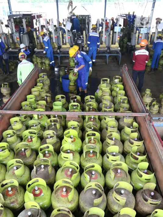 Pekerja memasukan tabung Elpiji 3 kg ke dalam truk di Depot LPG Tanjung Priok, Jakarta, Senin (21/5). Kenaikan permintaan dibandingkan konsumsi normal pada 2018 yaitu sebesar 10,1 persen untuk produk Elpiji bersubsidi 3 Kg. (Liputan6.com/Angga Yuniar)