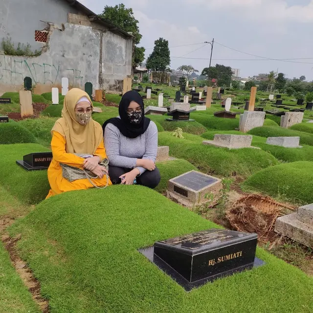 6 Potret Devi Permatasari dan Putrinya yang Jarang Tersorot, Bak Kakak Adik