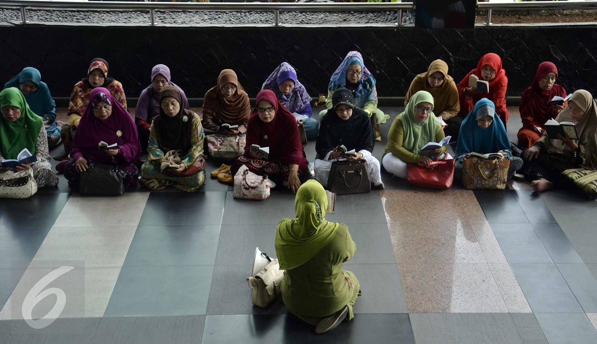 Sejumlah wanita dari Partai PPP menggelar tahlilan di depan gedung KPK, Jakarta, Rabu (17/6/2015). Mereka mendoakan Mantan Menteri Agama Suryadharma Ali agar mendapatkan penangguhan penahanan. (Liputan6.com/Helmi Afandi)