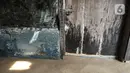 Kondisi pintu dan jendela rumah warga akibat sering terendam banjir di permukiman Kebon Pala, Jatinegara, Jakarta, Minggu (25/10/2020). Hampir 12 jam banjir kiriman dari Bogor itu masih merendam permukiman di RT 11 RW 05 dengan ketinggian mencapai pinggang orang dewasa.  (merdeka.com/Iqbal Nugroho)