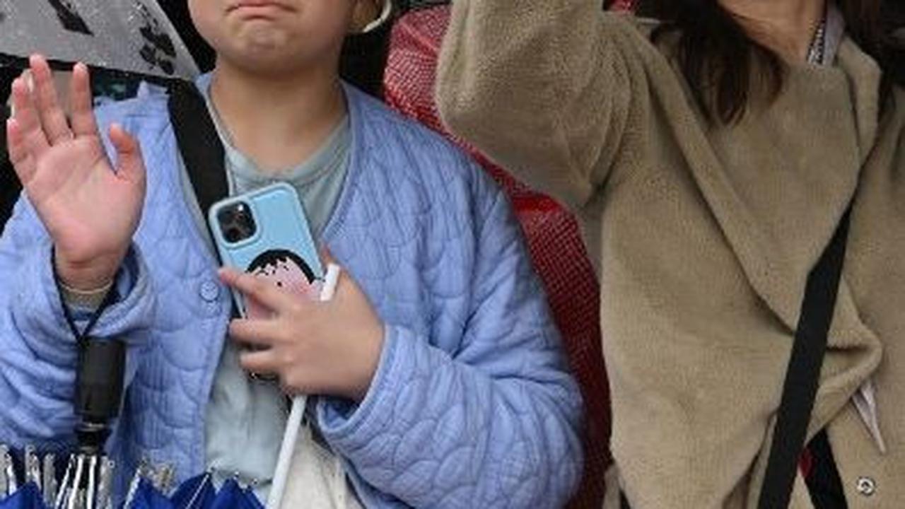 Ini menjadi momen perpisahan penuh air mata. Kepergian Fu Bao membuat para penggemarnya tak kuasa menahan tangis. Jung Yeon-je / AFP
