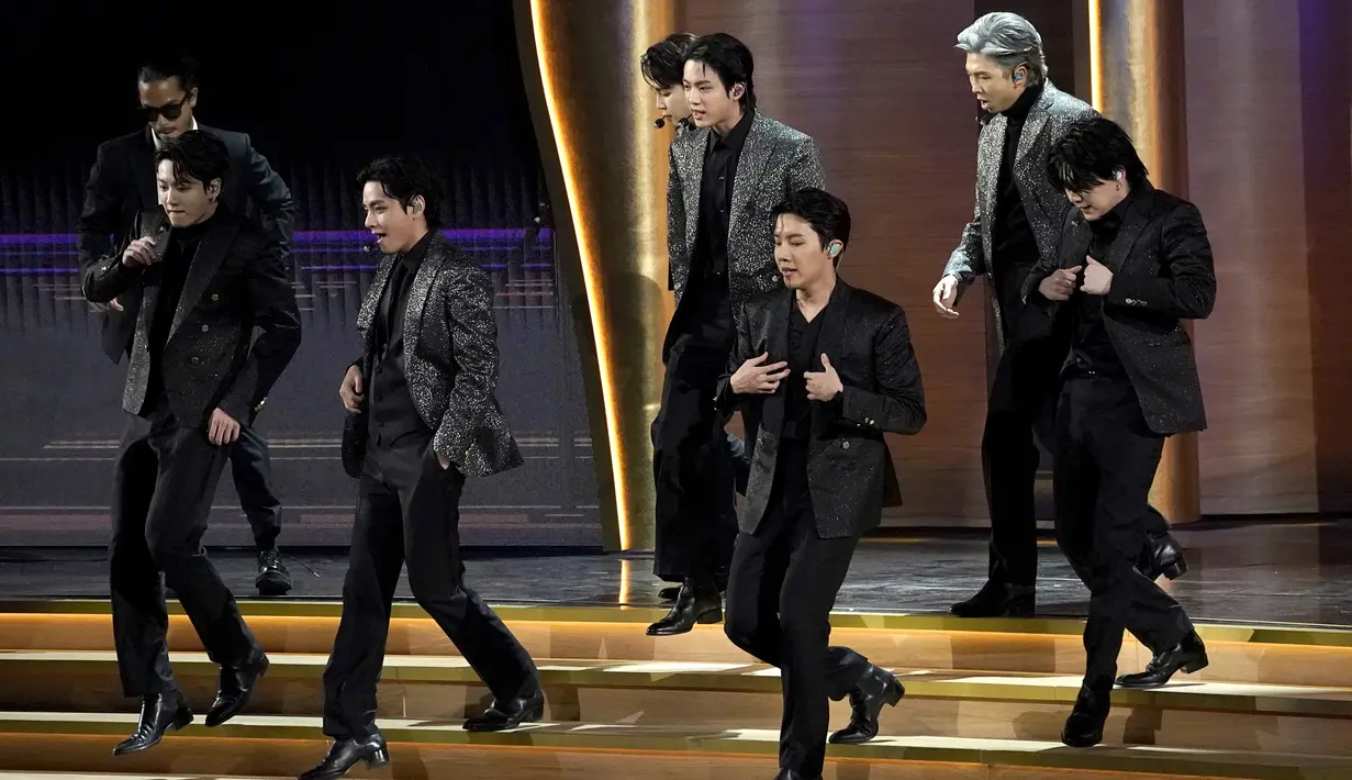 BTS tampil pada ajang Grammy Awards 2022 di Las Vegas, Amerika Serikat, 3 April 2022. BTS tampil membawakan Butter yang dilengkapi dengan aksi teatrikal. (AP Photo/Chris Pizzello)