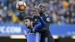 Pemain Chelsea, Cesc Fabregas (kiri) berduel dengan pemain West Bromwich Albion, Allan Nyom pada laga Premier League di  Stamford Bridge, London, (11/12/2016). Chelsea menang 1-0. (AFP/ Adrian Dennis)