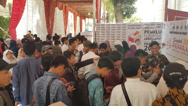 Masyarakat Indonesia di Mesir berbondong-bondong berkumpul di halaman kantor KBRI Kairo untuk menggunakan hak suara pada Pilpres 2019. (KBRI Kairo)