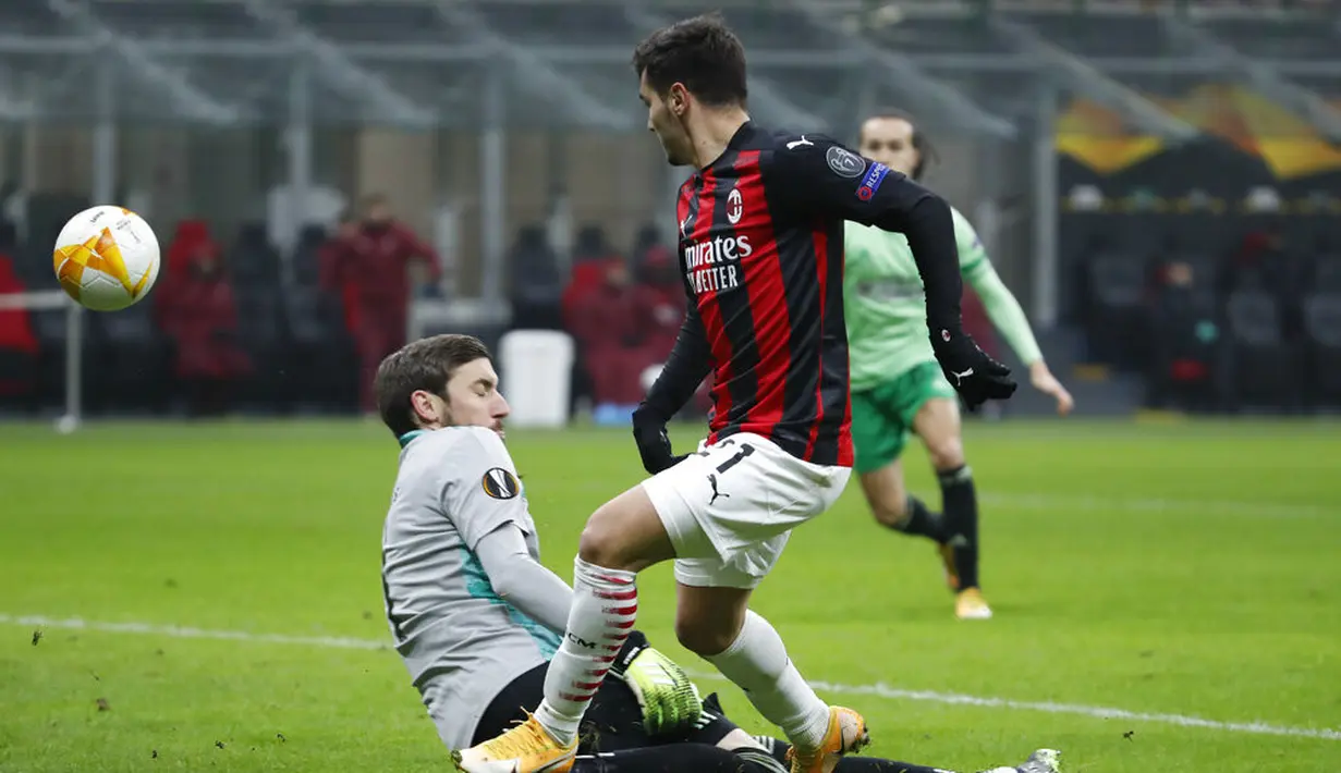 Pemain AC Milan Brahim Diaz mencetak gol ke gawang Celtic pada pertandingan Grup H Liga Europa di Stadion San Siro, Milan, Italia, Kamis (3/12/2020). AC Milan mengalahkan Celtic 4-2 setelah sebelumnya sempat tertinggal dua gol. (AP Photo/Antonio Calanni)