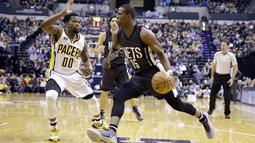 Pemain Brooklyn Nets, Isaiah Whitehead (15) berusaha menggiring bola melewati hadangan pemain Indiana Pacers, Aaron Brooks (kiri) pada laga lanjutan NBA di  Bankers Life Fieldhouse, Indianapolis, (5/1/2017).  (AP/Michael Conroy)