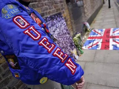 Patch band rock Inggris Queen pada jaket penggemar di luar rumah mendiang Freddie Mercury, pada peringatan 30 tahun kematiannya, di London, Rabu (24/11/2021). Freddie Mercury, penyanyi yang juga pentolan grup band Queen  meninggal dunia pada 24 November 1991. (AP Photo/Alberto Pezzali)