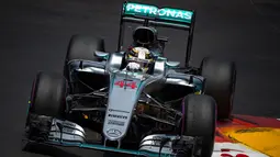 Pembalap Tim Marcedes  Lewis Hamilton melakukan sesi kualifikasi di sirkuit jalan Monaco, 28 Mei 2016. Ajang balap Formula 1 akan berlangsung di Sirkuit Monaco dan Sirkuit ini dianggap sebagai salah satu yang paling prestisius. (Andrej Isakovic / AFP)