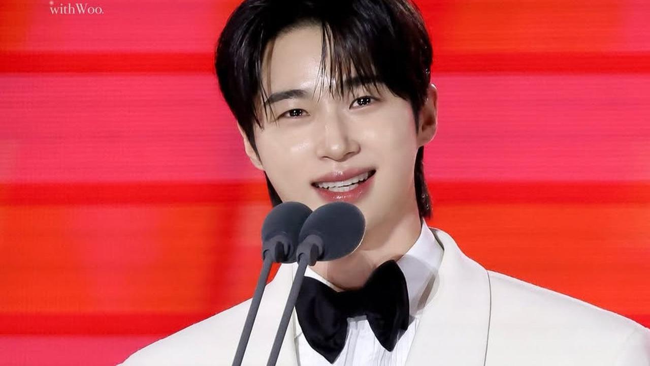 7 Potret Ganteng dan Gagah Byeon Woo Seok Bawa Pulang Piala Baeksang Arts Awards 2025, Tampil Sempurna dengan Jas Putih Dasi Kupu-Kupu