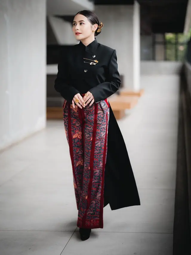 Pesona Gagah Khas Ningrat Reza Rahadian Kenakan Beskap Merah Saat Premiere Film Horor, Dibilang Mirip dengan Prilly Latuconsina