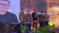 Abah Dindin saat menerima penghargaan dari Menteri Lingkungan Hidup dan Kehutanan Siti Nurbaya