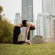 Stretching di pagi hari dapat membantu membangunkan tubuh secara perlahan. Gerakan peregangan membuat otot dan sendi kembali aktif setelah beristirahat lama. (foto/dok: freepik)