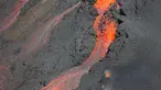 Foto udara yang diambil pada tanggal 2 Juli 2023 ini menunjukkan pemandangan letusan gunung berapi Piton de la Fournaise di pulau La Reunion. (Richard BOUHET / AFP)