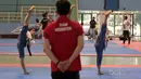 Ekspresi Tim putri Taekwondo Indonesia yang ikut kategori Poomsae saat melakukan gerakan dasar pada sesi latihan di GOR Popki, Cibubur (13/7/2017). (Bola.com/Nicklas Hanoatubun)