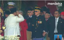 VIDEO: Salut! Jenderal TNI Sepuh Try Sutrisno Gemetar Berusaha Berdiri, Gagah Beri Hormat ke Prabowo