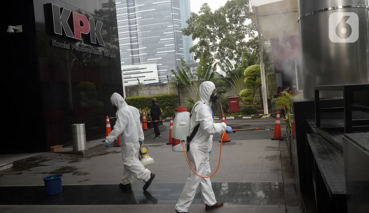 Petugas kesehatan melakukan peyemprotan disinfektan di bagian luar Gedung KPK, Jakarta, Rabu (18/3/2020). Penyemprotan dilakukan untuk mencegah penyebaran virus corona COVID-19. (merdeka.com/Dwi Narwoko)