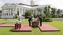 Presiden Jokowi dan Kaisar Naruhito melakukan seremoni penanaman pohon Gaharu. Begitu juga dengan Permaisuri Masako dan Iriana Jokowi. (Adi Weda/Pool Photo via AP)