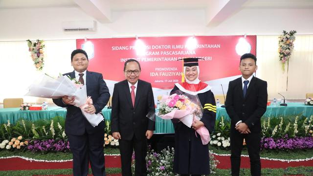 Menaker Ida Raih Gelar Doktor Ilmu Pemerintahan