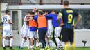 Para pemain Cagliari merayakan keberhasilan menaklukkan Inter Milan pada laga Serie A di Stadion San Siro, Milan, Minggu (16/20/2016). Inter Milan kalah 1-2 dari Cagliari. (AFP/Giuseppe Cacace)