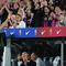 Momen emosional langsung menyelimuti markas Barcelona setelah Robert Lewandowski menyampaikan salam perpisahan kepada para pendukung. (AP Photo/Joan Mateu Parra)