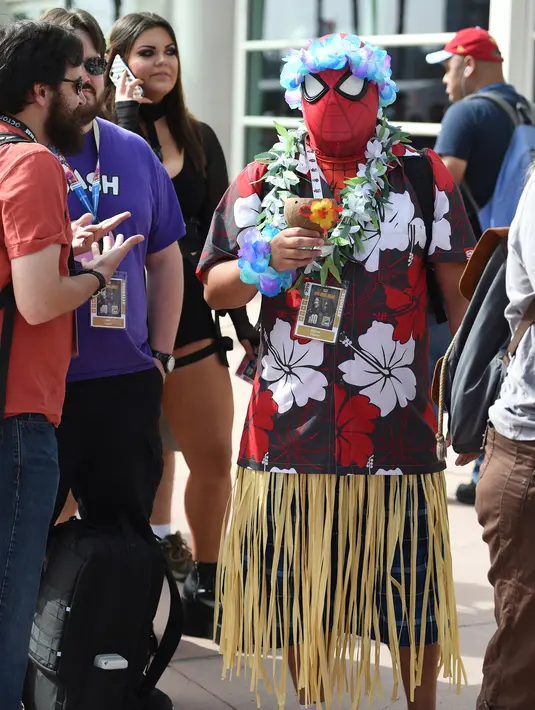 Matthew Logston berpakaian seperti Hawaiian Spider-Man saat menghadiri San Diego Comic-Con International 2019 di San Diego, California, Amerika Serikat, Kamis (18/7/2019). (Photo by Chris Pizzello/Invision/AP)