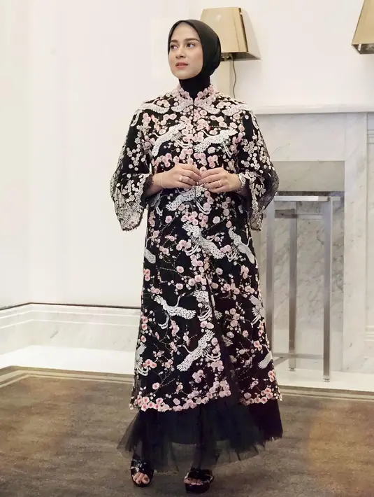 Untuk tampilan kondangan yang sedikit glamor, kamu bisa gunakan dress bordir dan lace. Nina Zatulini mengenakan abaya dress full bordir dengan aksen rok tulle di bawah yang manis. [@ninazatulini22]