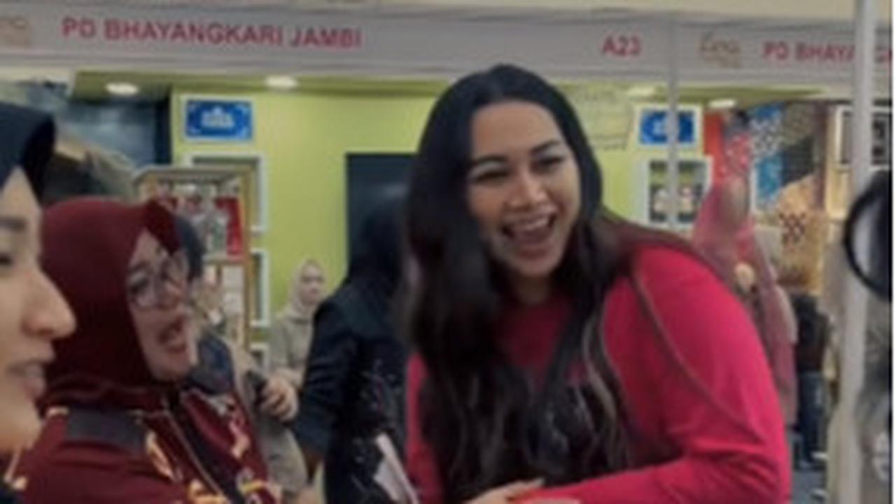 Dikira Aura Kasih, Wanita Cantik ini Ternyata Ibu Bhayangkari Istri Kapolres