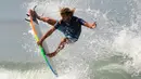 Peselancar asal Selandia Baru, Ricardo Christie melakukan lompatan saat kejuaraan selancar dunia bertajuk "Corona Bali Protected" di Pantai Keramas, Gianyar, Bali, Minggu (19/5/2019). Event yang diberinama Corona Bali ProTected digelar pada 13 Mei hingga 25 Mei 2019. (SONNY TUMBELAKA / AFP)