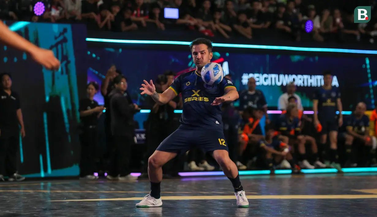 Pemain Fury Squad, Falcao mengontrol bola dalam laga Futsal X Series 2 melawan Nova Titans di GOR UNJ, Rawamangun, Jakarta, Sabtu (17/01/2026). (Bola.com/Bagaskara Lazuardi)