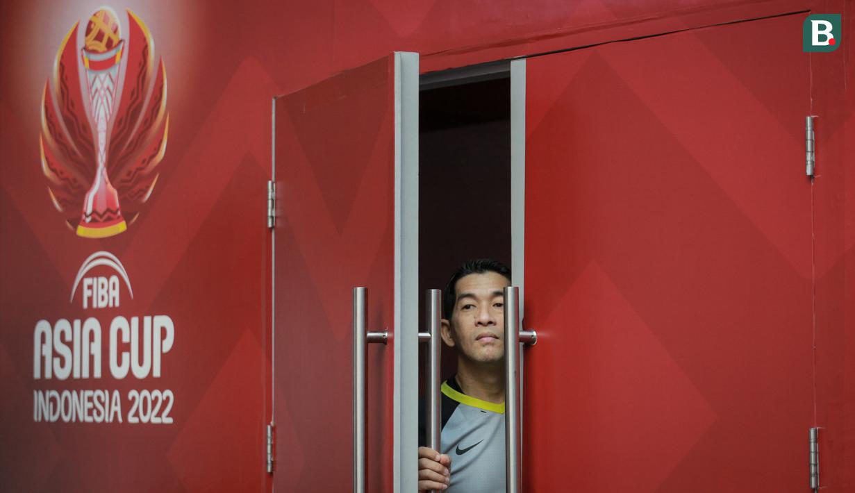 Seorang wasit sedang mengintip lapangan pertandingan sebelum laga perempat final FIBA Asia Cup 2022 antara Korea Selatan melawan Selandia Baru pada Kamis (21/07/2022) di Istora Senayan, Jakarta. (Bola.com/Bagaskara Lazuardi)
