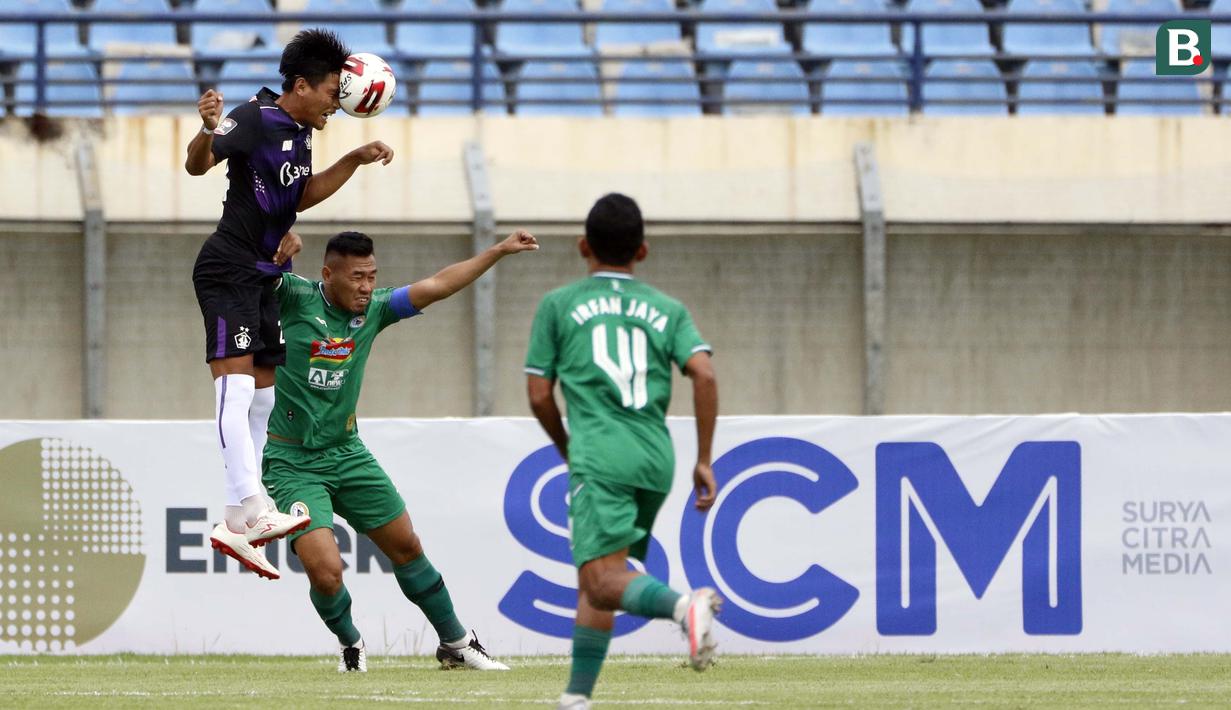 Pemain PS Sleman, Asyraq Gufron Ramadhan (tengah) berusaha menghalangi sundulan dari pemain Persik Kediri, Ahmad Agung Setia Budi (kiri) dalam pertandingan Babak Penyisihan Piala Menpora 2021 Grup C di Si Jalak Harupat. Kamis (1/4/2021). (Foto: Bola.com/Ikhwan Yanuar)