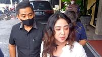Dewi Perssik dan Sandy Arifin di Polres Depok, Jumat (25/11/2022)