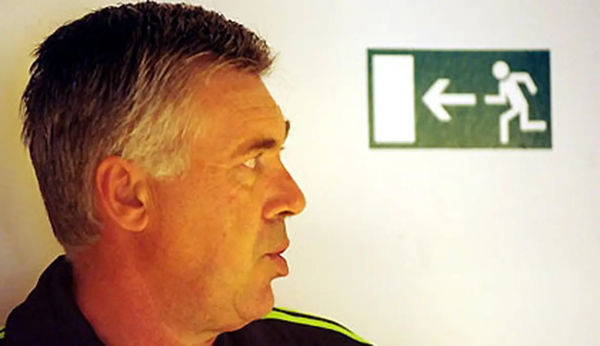 Manajer Chelsea Carlo Ancelotti sebelum menghadiri konferensi pers pada 14 September 2010, jelang partai Liag Champions melawan MSK Zilina. AFP PHOTO/JOE KLAMAR 