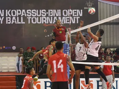 Pertandingan antara tim voli Kopassus melawan Bandung Tectona pada ajang Danjen Kopassus BNI 46 Volley Ball Tournament di Gedung Nanggala Markas Kopassus, Cijantung, Jakarta, Minggu (2/4). Kopassus menang 3-2. (Liputan6.com/Helmi Afandi)