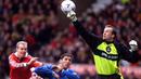 Bek Manchester United, Henning Berg (kiri) berusaha menyambut umpan sepak pojok yang berhasil dihalau kiper Everton, Thomas Myhre pada laga Liga Inggris 1998/1999 di Old trafford Stadium, Manchester (21/3/1999). Henning Berg terlebih dahulu meraih trofi Liga Inggris bersama Blackburn Rovers pada musim 1994/1995. Saat Manchester United menariknya pada 1997/1998, ia kembali meraih dua trofi Liga Inggris pada musim 1998/1999 dan 1999/2000. (AFP/PA/Owen Humphreys)