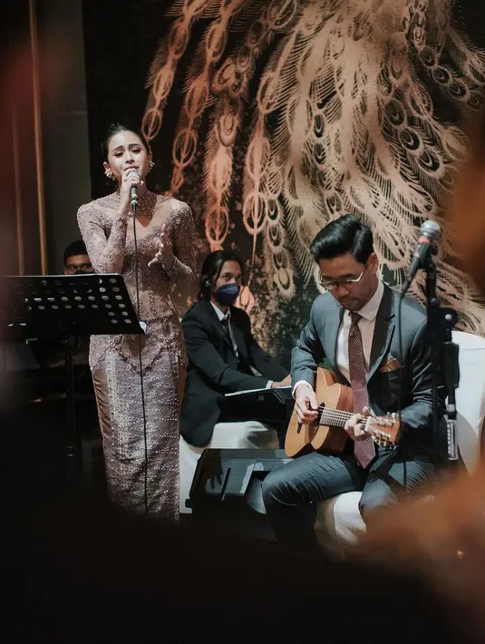 Ia sempat mempersembahkan lagu, diiringi sang suami yang bermain gitar. Romantis!