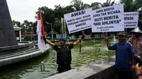 Aksi Kopral Besar Bagyo menyambut Hari Pers Nasional dan kampanye anti-hoax di kawasan Stadion Manahan, Solo, Jateng. (Liputan6.com/Fajar Abrori)