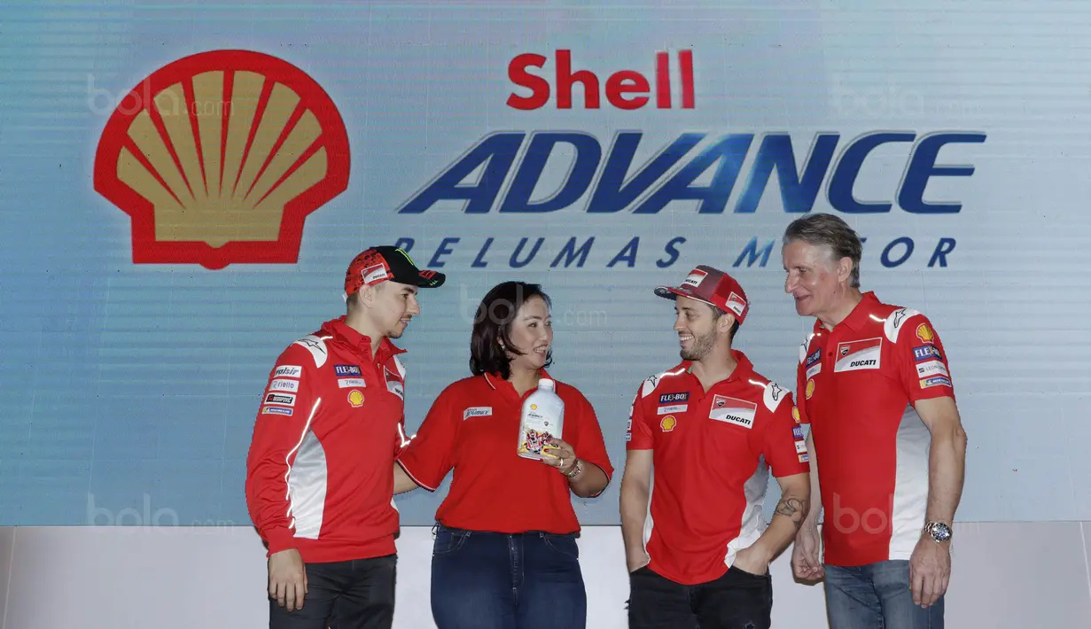 Pebalap Ducati, Andrea Dovizioso dan Jorge Lorenzo, saat jumpa pers di Hotel Sheraton, Jakarta, Kamis (1/2/2018). Acara bertajuk "Libas Tantanganmu" ini merupakan rangkaian kampanye dari Shell Advance. (Bola.com/M Iqbal Ichsan)