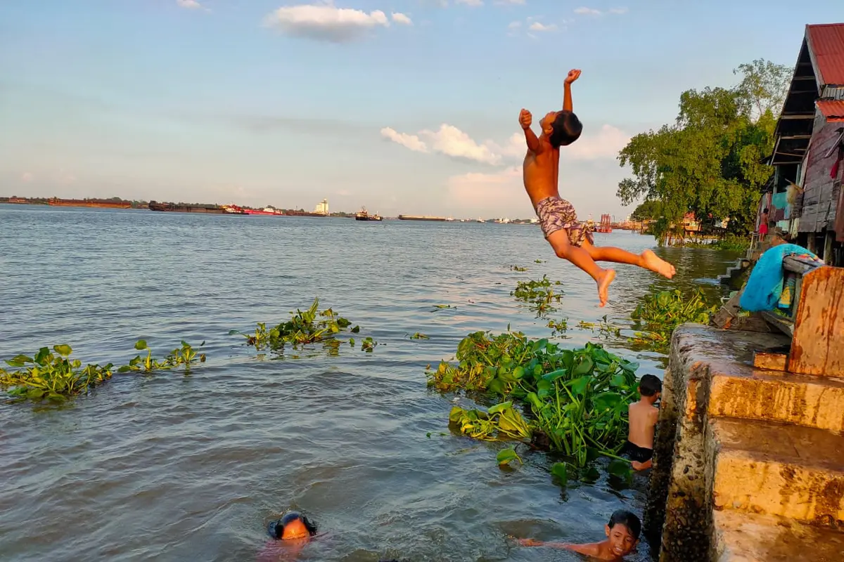 Serunya Anak-anak Berenang di Tepian Sungai Musi Palembang di Pagi Hari