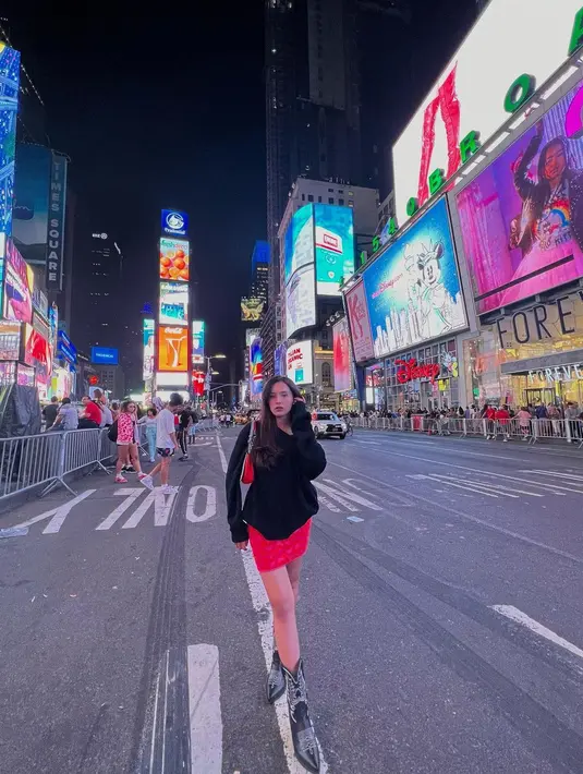 Beby Tsabina merapikan rambutnya yang digerai saat berjalan memakai sepatu boots hitam. Didukung body langsing dan gayanya yang modis, pesona Beby Tsabina pun kerap menghipnotis.  (Instagram/bebytsabina)
