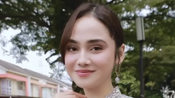 Syifa Hadju Tampil dengan Busana Muslim Brand Lokal. [@javina_official]