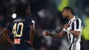 Pemain Juventus, Douglas Costa berselebrasi setelah mencetak gol ke gawang Genoa dalam lanjutan pertandingan Serie A di Stadion Allianz, Turin, Senin (22/1). Juventus menang tipis 1-0 berkat gol semata wayang Costa. (MARCO BERTORELLO / AFP)