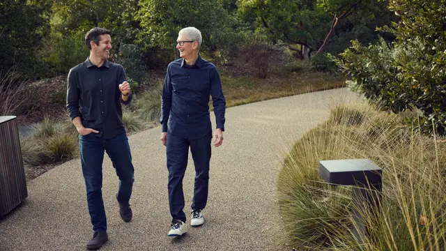John Ternus dan Tim Cook