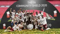 Pemain Arsenal merayaan gelar Community Shield 2020 usai menaklukkan Liverpool 5-4 melalui adu penalti di Wembley, Sabtu (29/8/2020). (Justin Tallis/Pool via AP)
