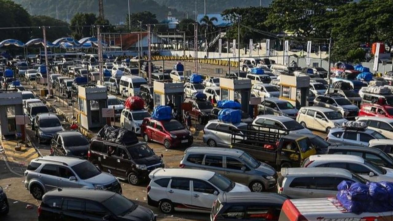Sementara itu, pilhak kepolisian mengatakan pengalihan ini untuk mengurangi kepadatan yang terjadi di Pelabuhan Merak.&nbsp;Foto: Liputan6.com / Angga Yuniar