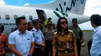 Bupati Kabupaten Kepulauan Talaud, Sulut, Sri Wahyuni Manalip tiba di Bandara Miangas. (Liputan6.com/Yoseph Ikanubun)