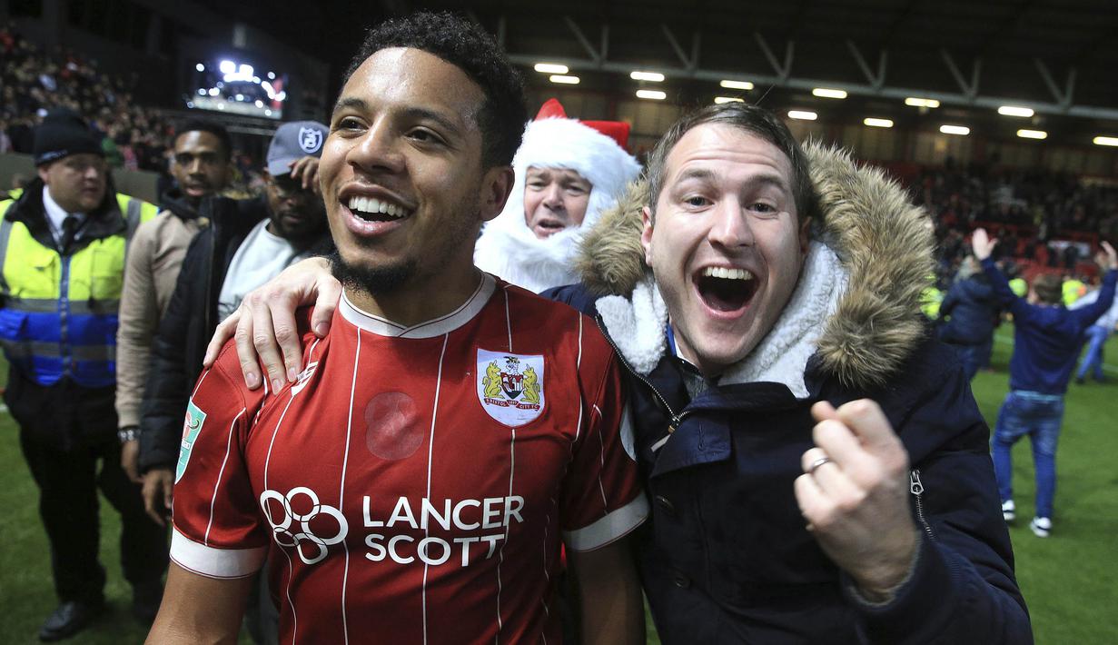 Fans dan gelandang Bristol City, Korey Smith, merayakan kemenangan atas Manchester United pada laga Piala Liga Inggris di Stadion Ashton Gate, Kamis (21/12/2017). Bristol City menang 2-1 atas Manchester United. (AP/Nick Potts)